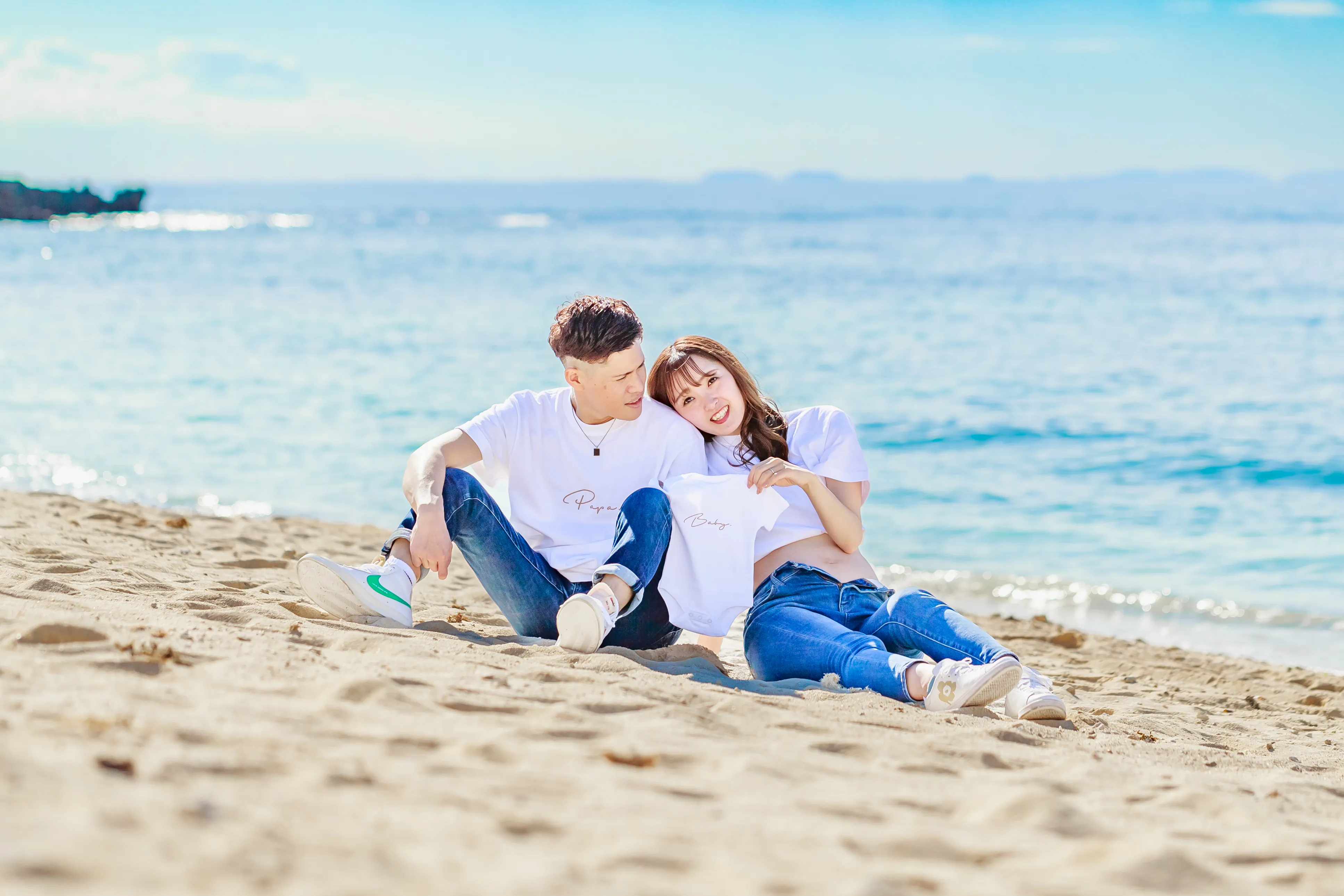 美らSUNビーチの広い白砂浜でドレスを広げるマタニティフォト