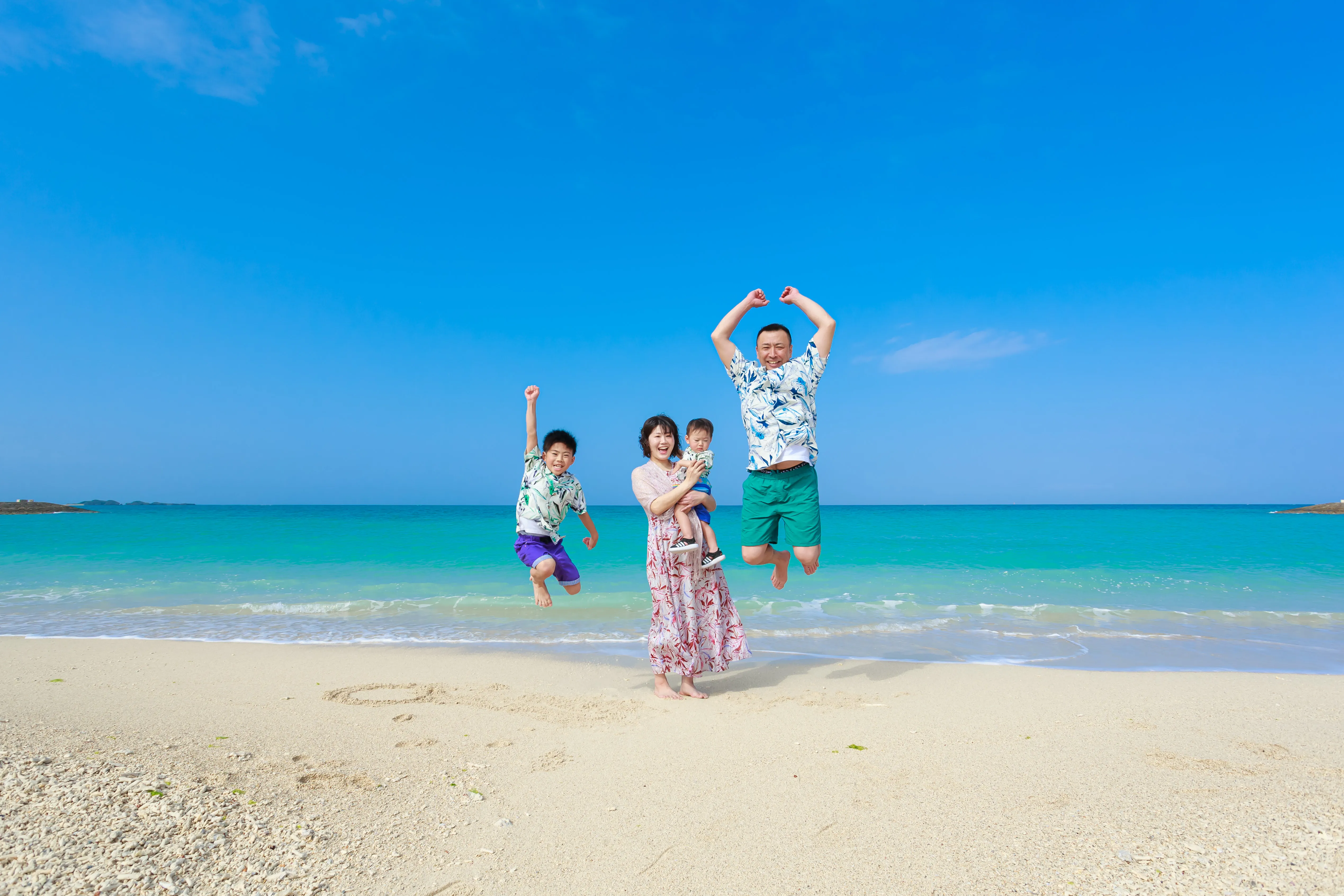 穏やかな南部ローカルの海辺で微笑む家族