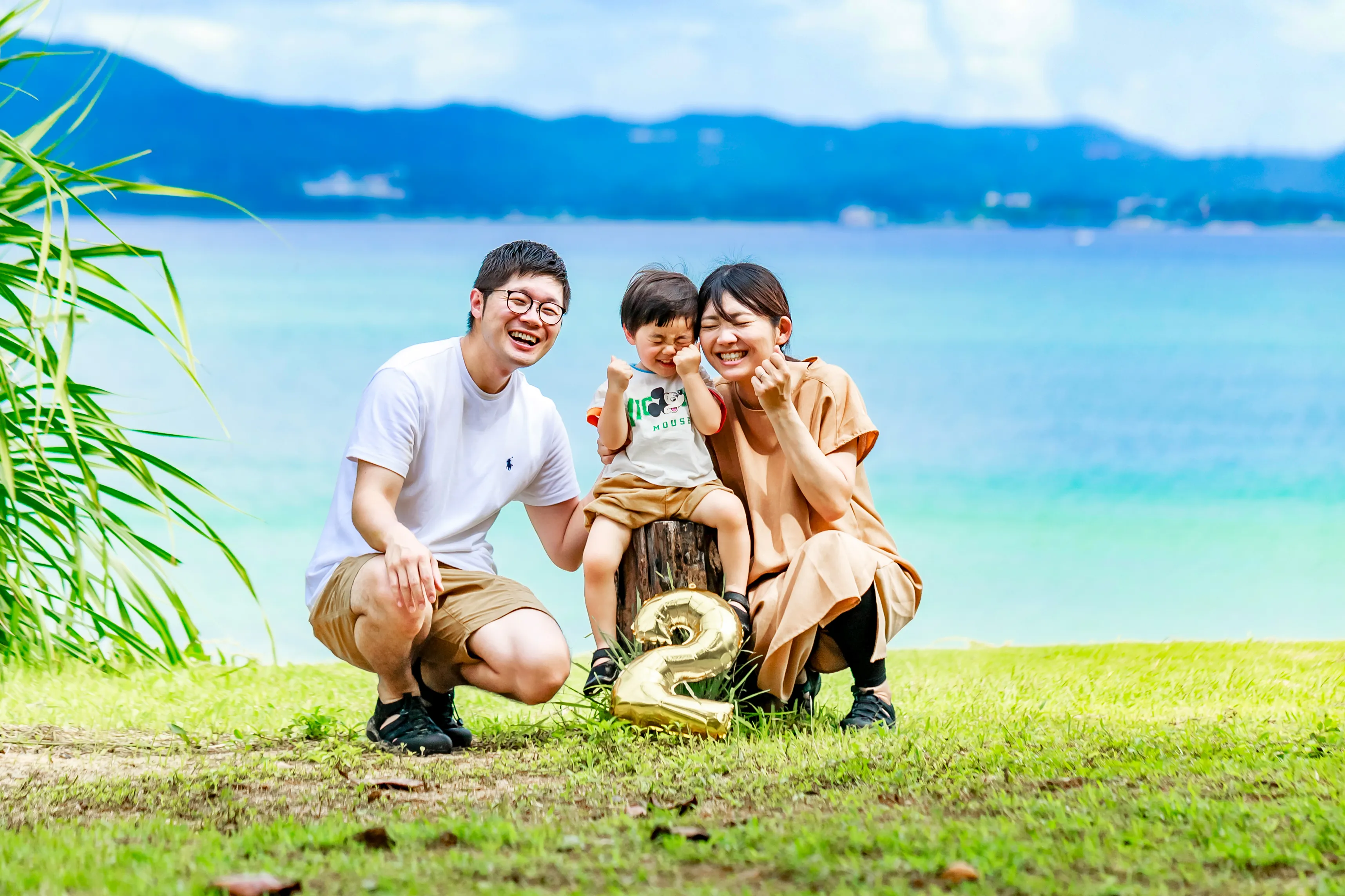 名護湾の静かな夕暮れに包まれる家族のポートレート